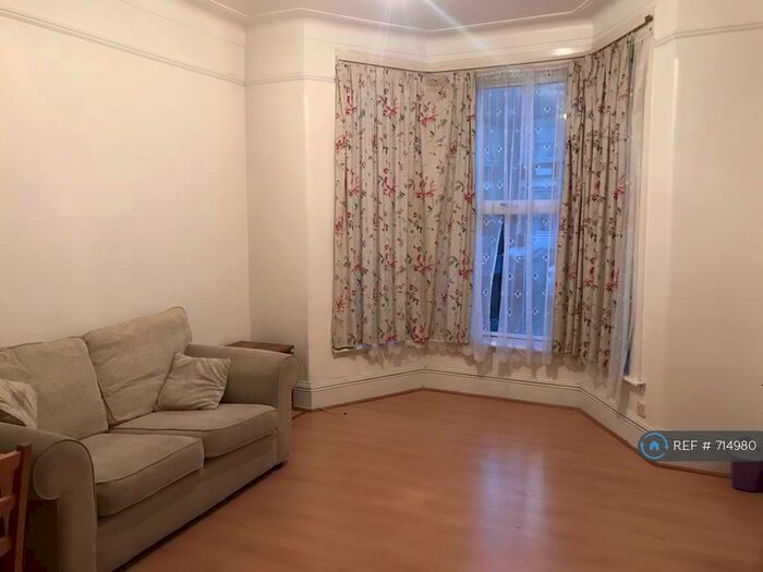1 Bedroom Flat To Rent In Courtland Avenue, Ilford, IG1