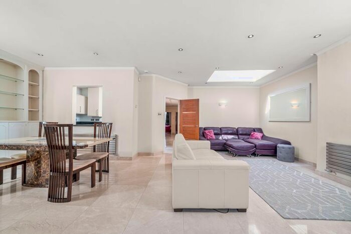 2 Bedroom Flat To Rent In Mount Street, London, W1K