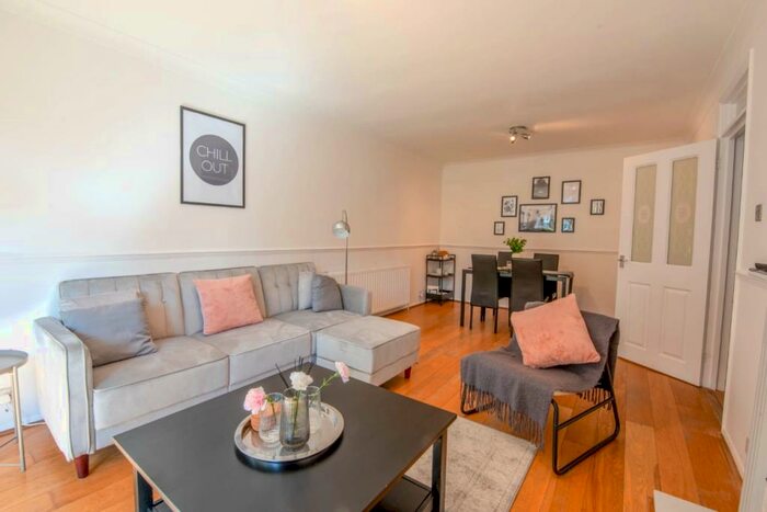 2 Bedroom Flat To Rent In Queens Road, Kingston, KT2