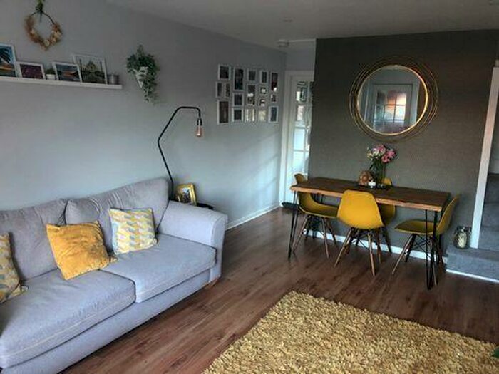 2 Bedroom Flat To Rent In Strathcona Gardens, Glasgow, G13