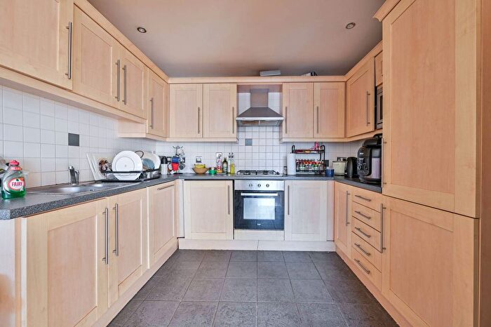 3 Bedroom Flat To Rent In Grosvenor Terrace, Camberwell, London, SE5