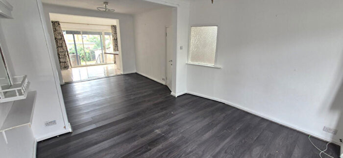 3 Bedroom Semi Detached House For Sale In Summit Avenue, Kingsbury, NW9