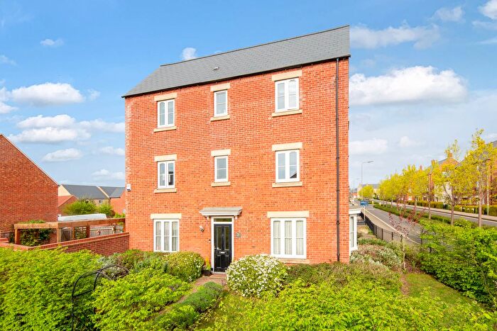 4 Bedroom End Terrace House For Sale In Whitelands Way, Bicester, OX26