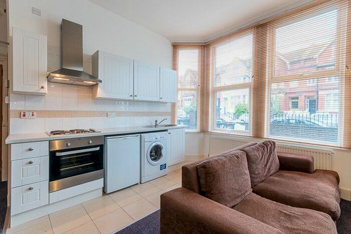 Studio To Rent In Gleneldon Road, Streatham SW16