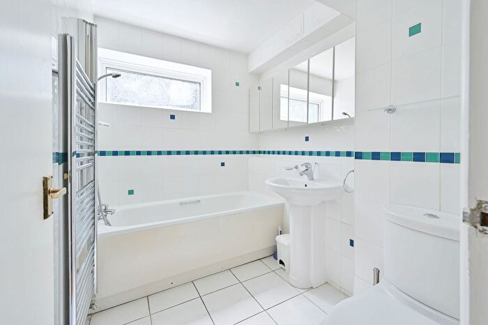 2 Bedroom Flat For Sale In Hogarth Court, Steeplands, Bushey, WD23