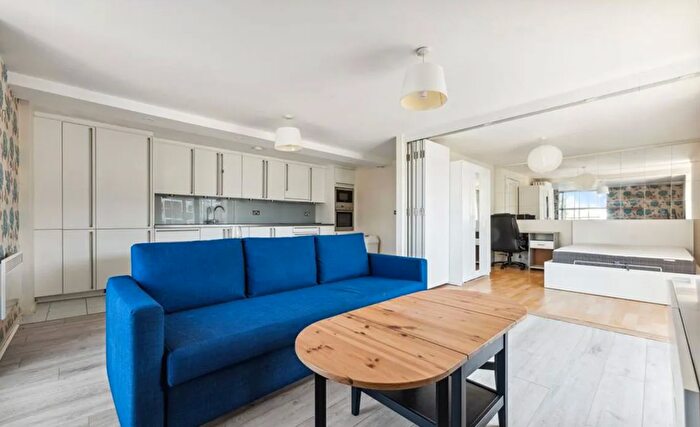 2 Bedroom Flat To Rent In Great West Road, London, W6