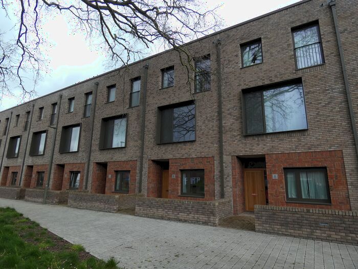 3 Bedroom Property To Rent In Murray Green, Sheerwater, GU21