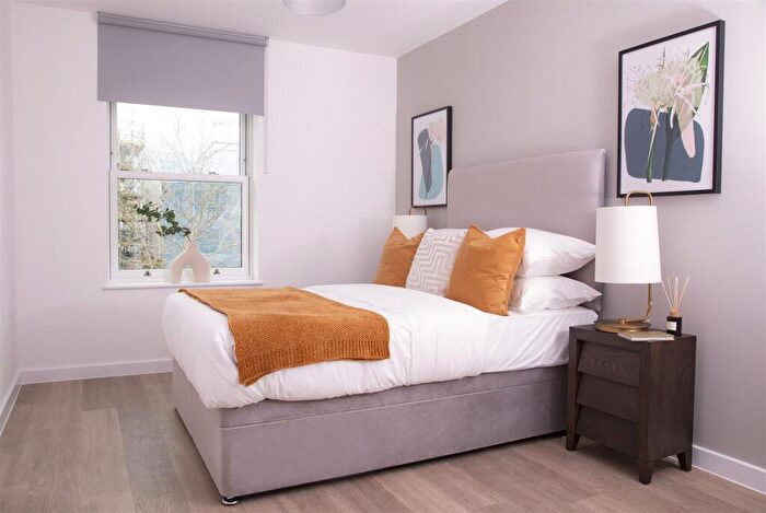 2 Bedroom Apartment To Rent In Nightingale Walk, Farnham, GU9
