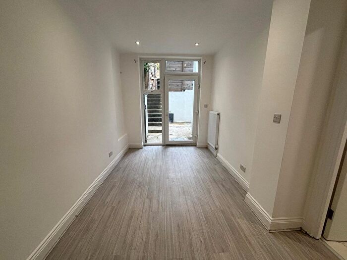 2 Bedroom Flat To Rent In Warwick Road, London, SW5