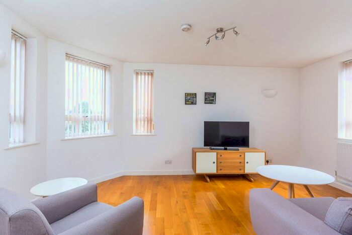 2 Bedroom Flat To Rent In Kew Bridge Court, Chiswick, London, W4