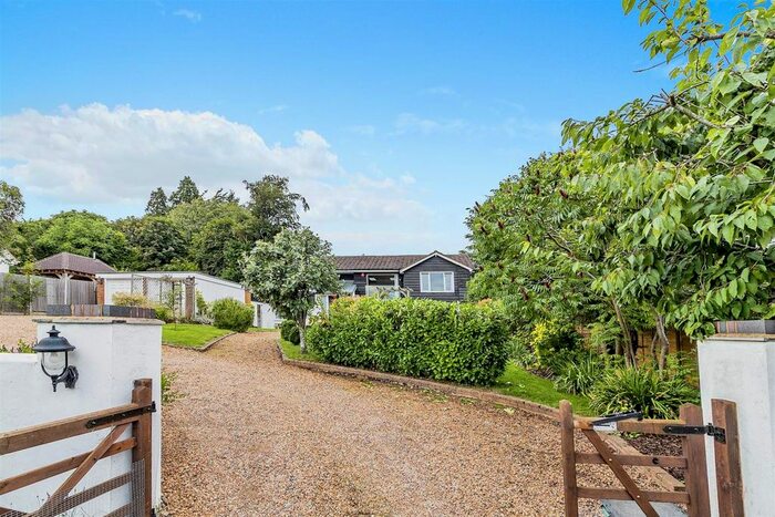 4 Bedroom Detached House For Sale In Knights Close, Great Brickhill, Buckinghamshire, MK17