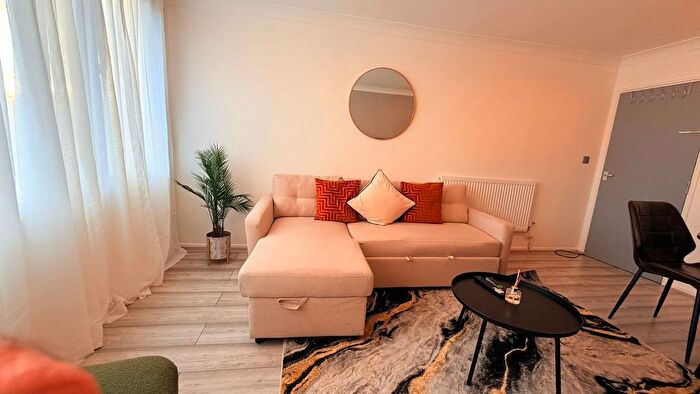 1 Bedroom Flat For Sale In Justin Close, Brentford, TW8