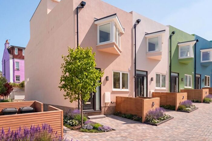 3 Bedroom Terraced House For Sale In Lincoln Cottages, BN2