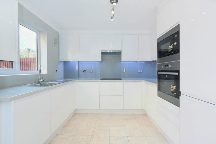 3 Bedroom Flat To Rent In Burnthwaite Road, London, SW6