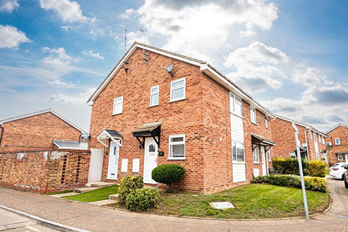 1 Bedroom Semi-Detached House For Sale In Coniston, Southend-On-Sea, SS2