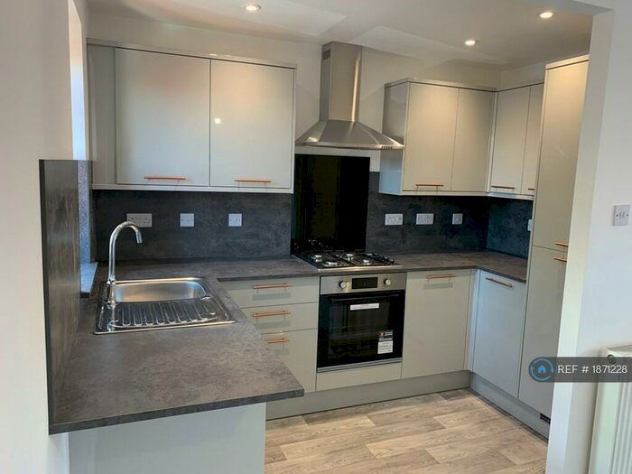 2 Bedroom Flat To Rent In Beehive Walk, Old Portsmouth, PO1