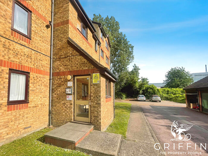 Studio To Rent In Porter Close, Grays, RM20