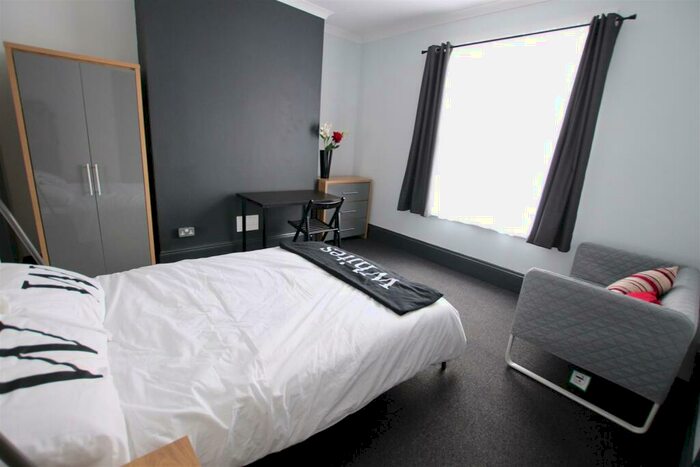 6 Bedroom House To Rent In Castilian Terrace, Northampton, NN1