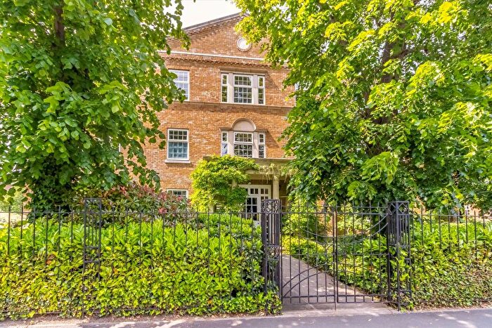 2 Bedroom Flat To Rent In Balaclava Road, Surbiton, KT6