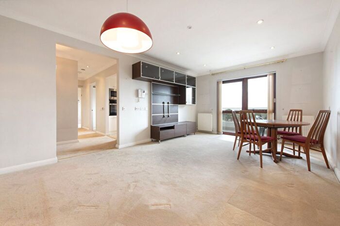 2 Bedroom Flat For Sale In Finchley Road, London, NW11