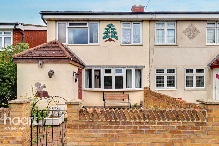4 Bedroom End Of Terrace House For Sale In Chafford Walk, Rainham, RM13