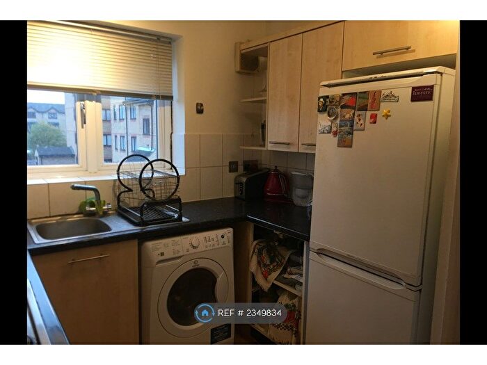 2 Bedroom Flat To Rent In Blackdown Close, London, N2