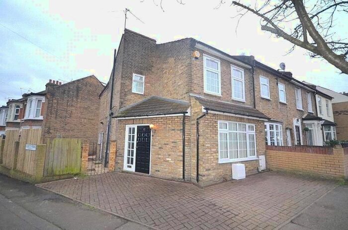 4 Bedroom End Of Terrace House To Rent In Albert Road, South Woodford, E18