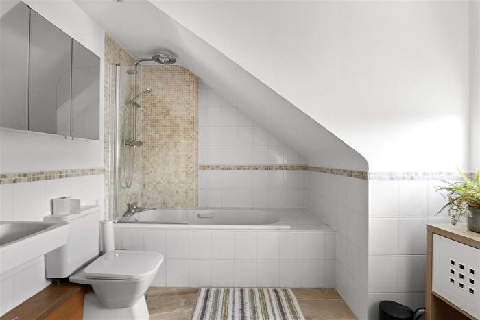 2 Bedroom Flat For Sale In Edmunds House, Hemnall Street, Epping, CM16