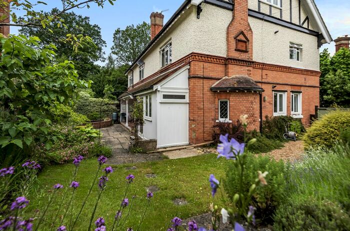 2 Bedroom Flat To Rent In Coley Avenue, Woking GU22