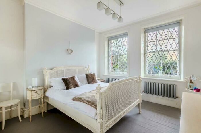 2 Bedroom Flat To Rent In Prince Of Wales Drive, Battersea, London, SW11