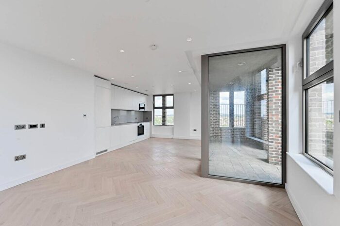 3 Bedroom Flat To Rent In Middle Yard, Neasden, London, NW10