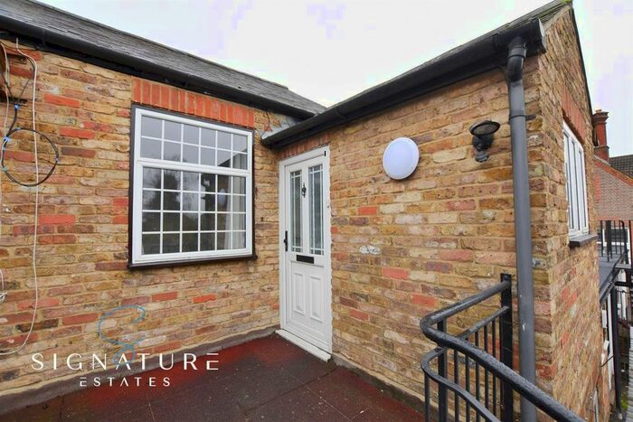 1 Bedroom Flat To Rent In High Street, Abbots Langley, WD5