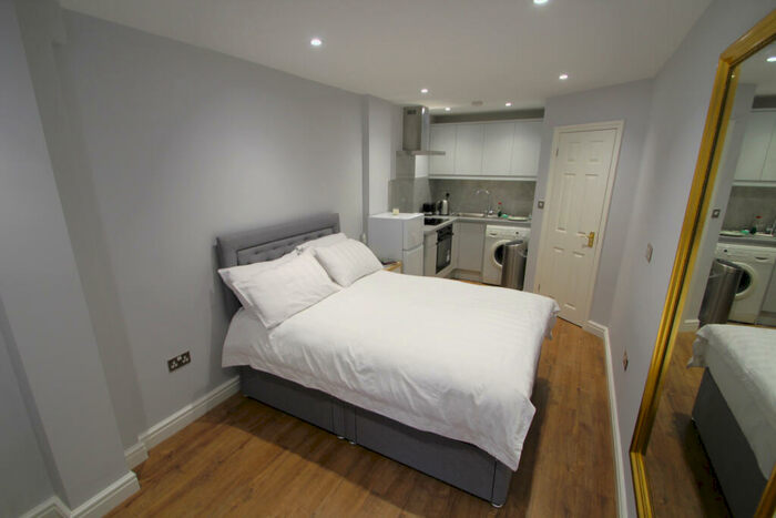 Studio To Rent In Harts Grove, Woodford, IG8