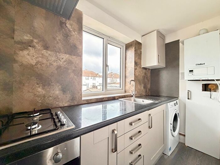 2 Bedroom Flat To Rent In Brent Park Road, London, NW4