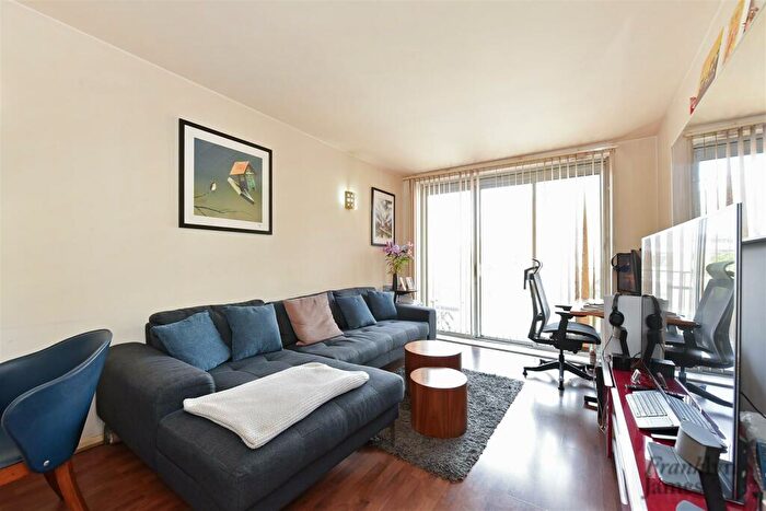1 Bedroom Flat For Sale In Adriatic Building, Narrow Street, London, E14