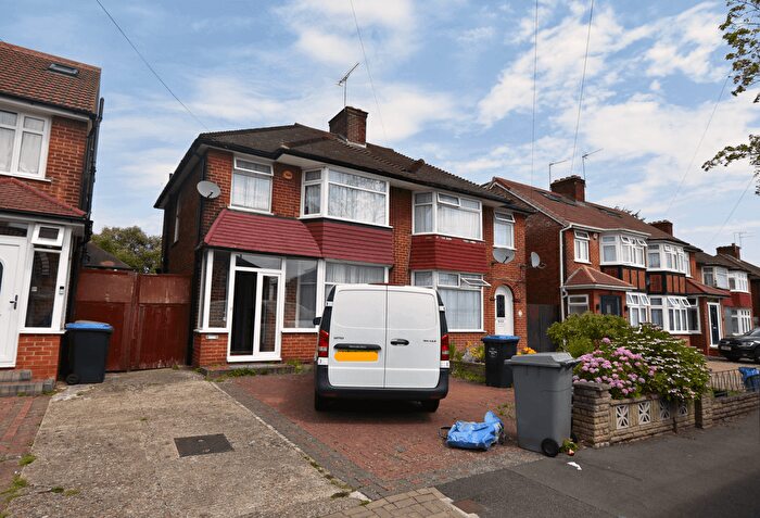 3 Bedroom Semi Detached House To Rent In Kingsbury, NW9