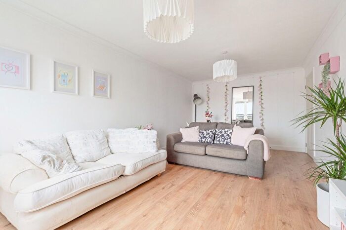 2 Bedroom Flat For Sale In Edmund Place, Dunfermline, KY12