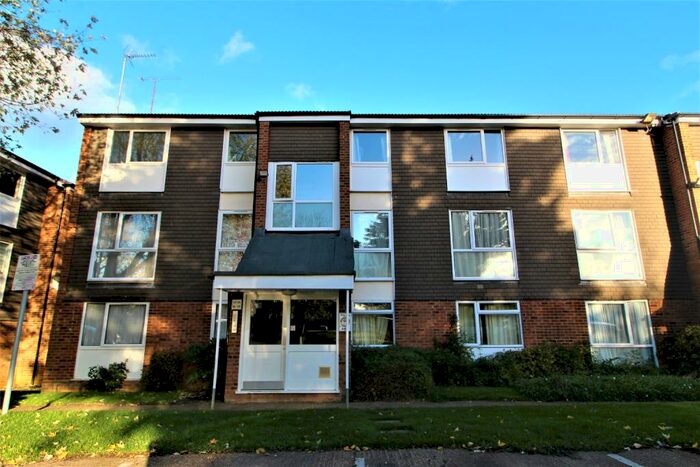 2 Bedroom Apartment To Rent In Cuffley Court, Hemel Hempstead, Hertfordshire, HP2