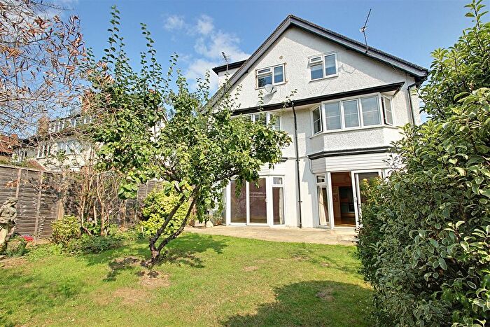 3 Bedroom Maisonette For Sale In Langley Hill, Kings Langley, WD4