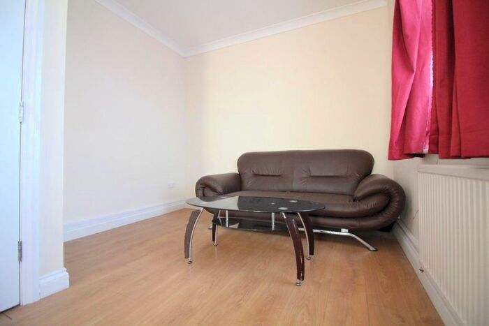 2 Bedroom Flat To Rent In Whitton Road, Whitton, Hounslow, TW3