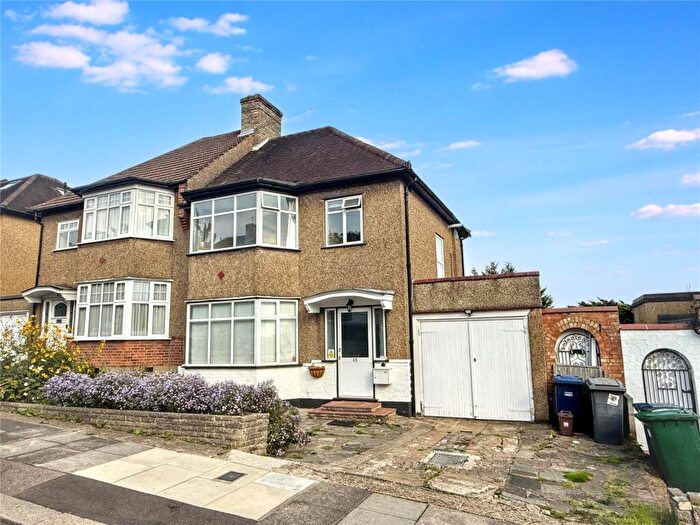 3 Bedroom Semi-Detached House For Sale In Hillside Gardens, Barnet, EN5
