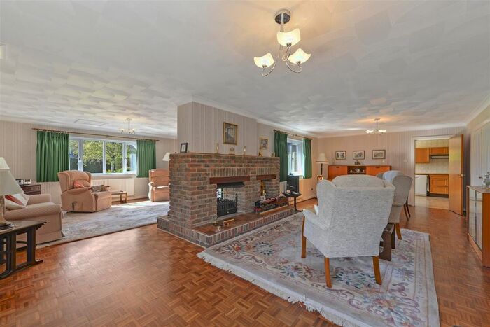 4 Bedroom Detached House For Sale In Oast Court, Yalding, Maidstone, ME18