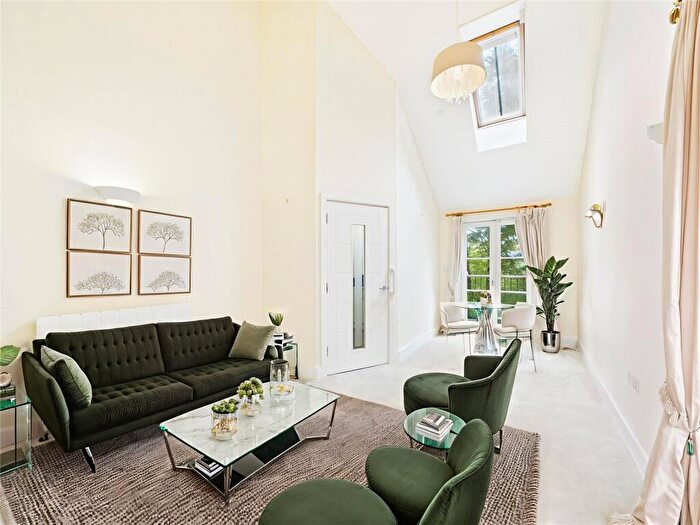 2 Bedroom Apartment For Sale In High Street, Christchurch, Dorset, BH23