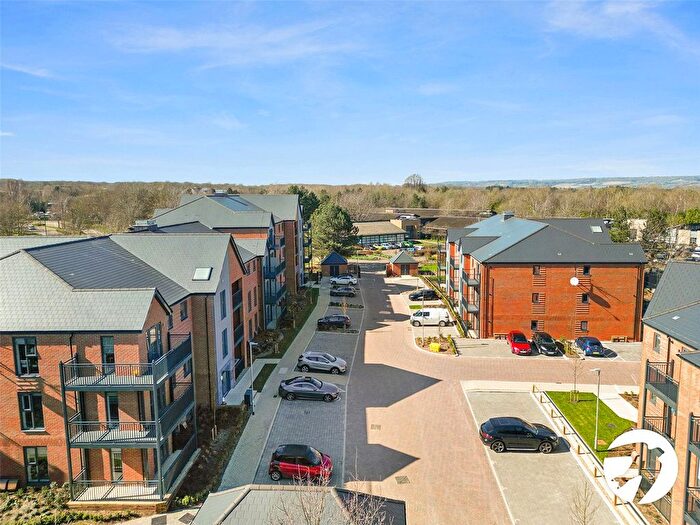 2 Bedroom Flat To Rent In Batesford Close, Kings Hill, West Malling, Kent, ME19