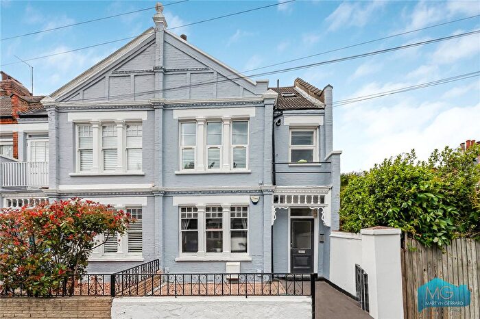 1 Bedroom Flat For Sale In Oakley Gardens, Crouch End, London, N8