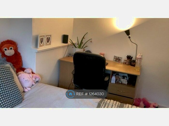 4 Bedroom Semi-Detached House To Rent In Broadlands Road, Southampton SO17