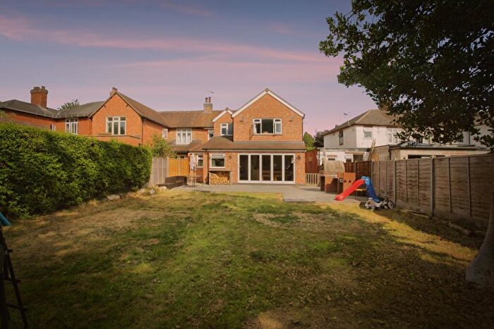 4 Bedroom Semi-Detached House For Sale In Percival Road, Rugby, CV22