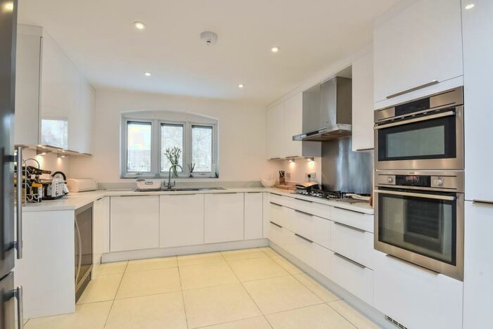 4 Bedroom Town House To Rent In Mildmay Court Odiham, RG29