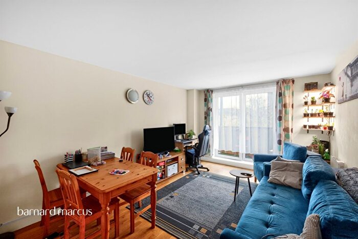 2 Bedroom Flat For Sale In Peckham Grove, London, SE15