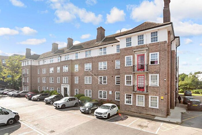 2 Bedroom Flat For Sale In Bishopric Court, Horsham, West Sussex, RH12